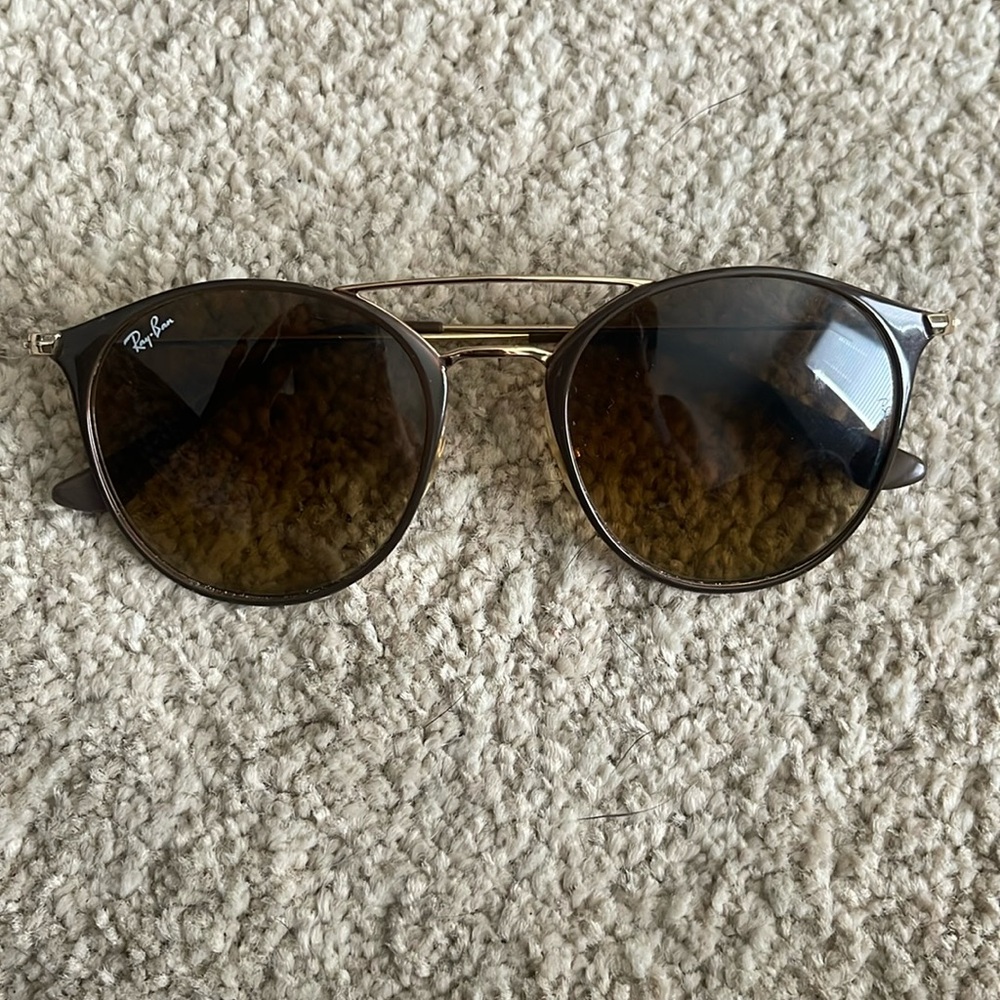Ray-bans sunglasses for woman with the case